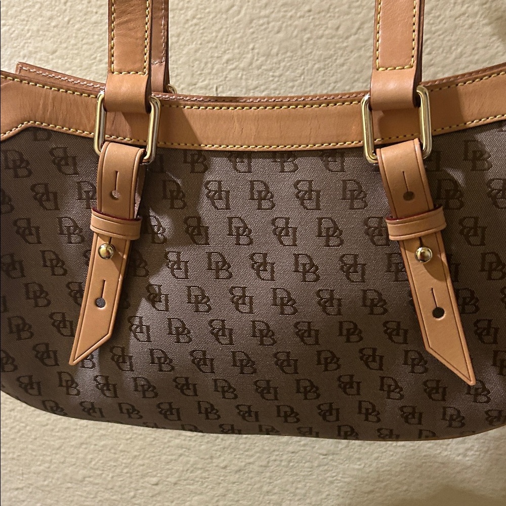 ⭐️⭐️Dooney & Bourke Brown Monogram Shoulder Bag with Tan Leather Trim⭐️⭐️NWoT